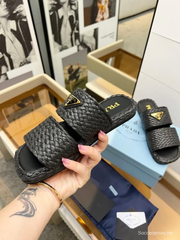 صنادل برادا 2025 من برادا صندل منسوج يدويًا من الرافيا مفتوح من الأمام - KFY00260