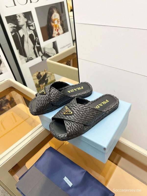 صندل بحزام متقاطع منسوج يدويًا من برادا 2025 من الرافيا 2025 - KFY00260