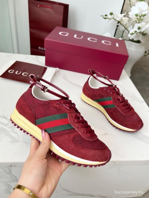 حذاء كاجوال نسائي من غوتشي بطبعة GG سوبريم وتفاصيل معدنية على شكل حصان - AS00330