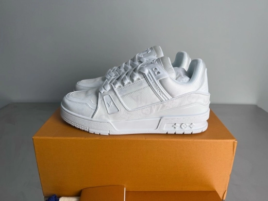 حذاء رياضي بشعار لويس فويتون 2025 مجموعة ربيع وصيف 2025 - YC