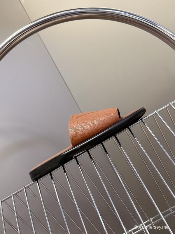 صندل سلسلة فينس من لويس فويتون بنقشة مونوغرام وحزام قابل للتعديل - KFY00220