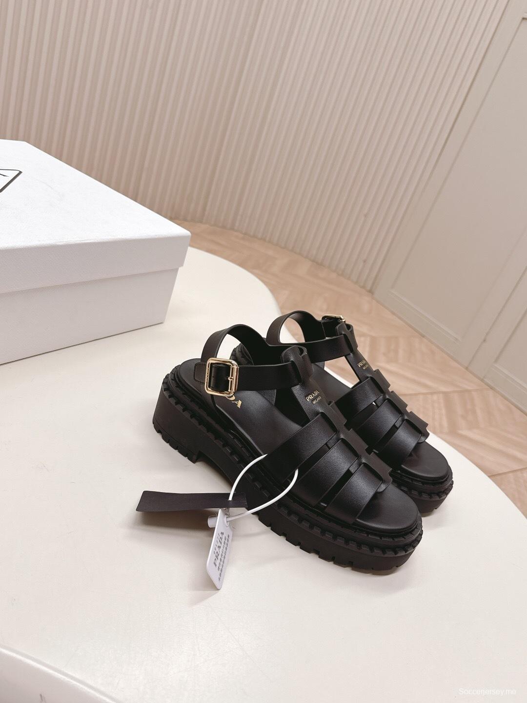 برادا صندل روماني ذو كعب منخفض لربيع/صيف 2025 من برادا - LY00290