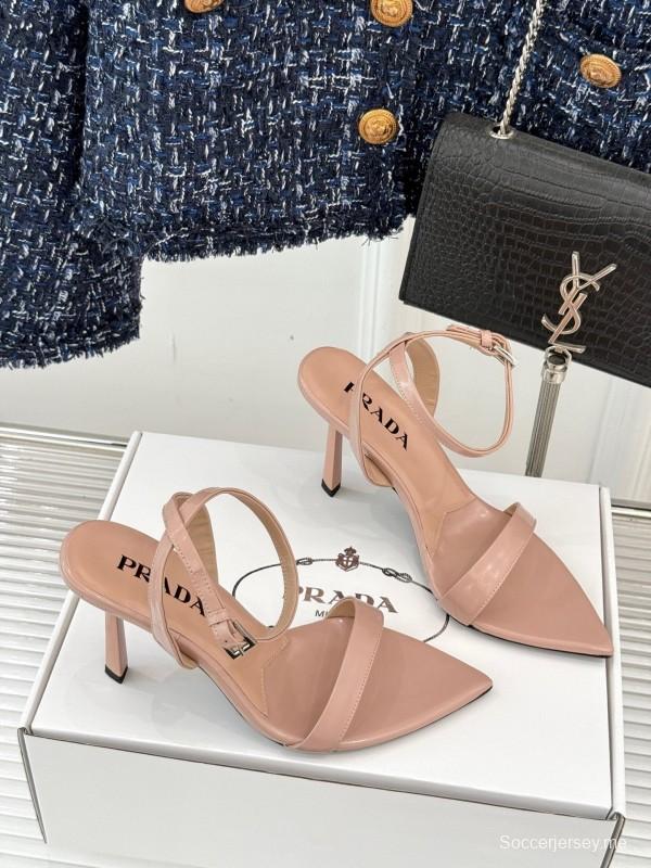 برادا 2025 صندل بكعب عالٍ مدبب من الأمام مع إبزيم مثلث - KFY00280