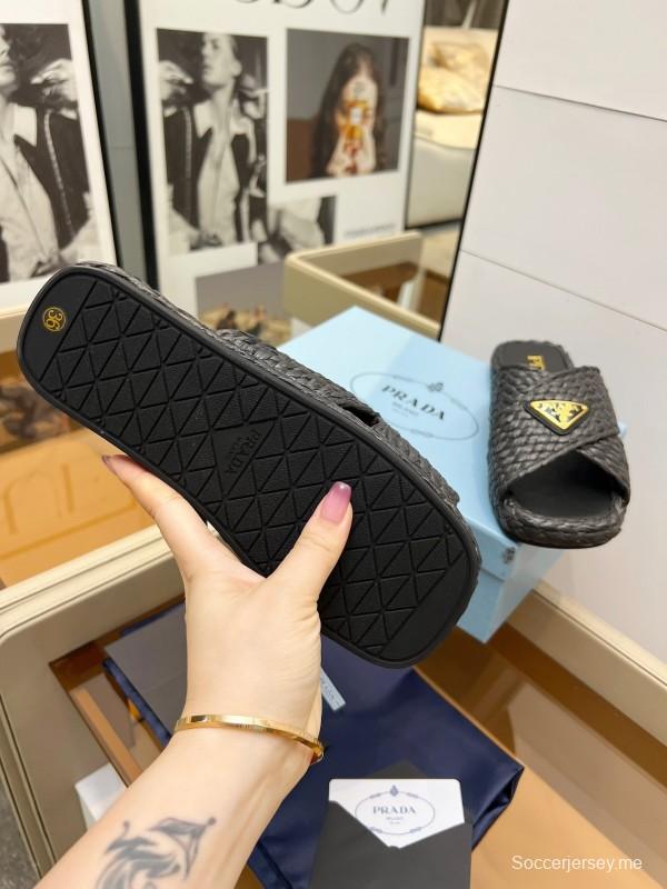 صندل بحزام متقاطع منسوج يدويًا من برادا 2025 من الرافيا 2025 - KFY00260