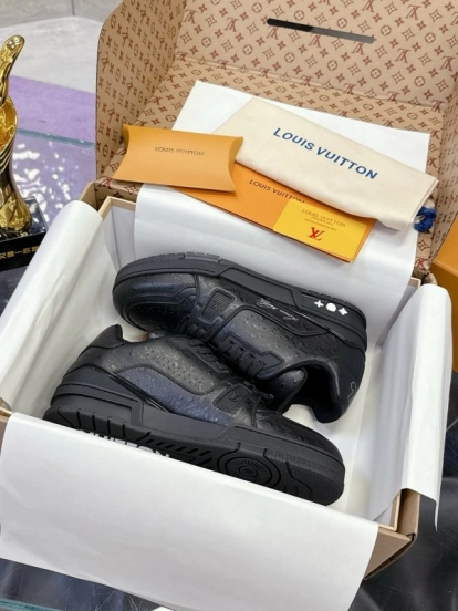 لويس فويتون LV حذاء رياضي ماكسي من لويس فويتون LV Trainer Maxi سنيكرز برأس من جلد العجل بنقشة النعام - AS00400