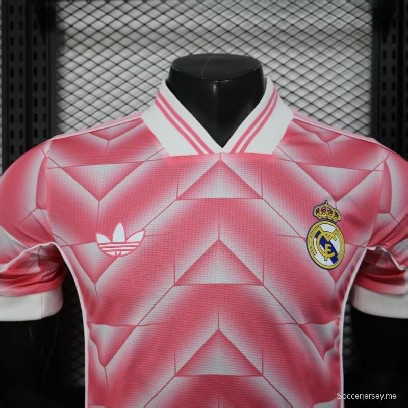 قميص ريترو نسخة اللاعب القديم 1988/89 ريال مدريد الثالث باللون الوردي بنقشة شيفرون الهندسية