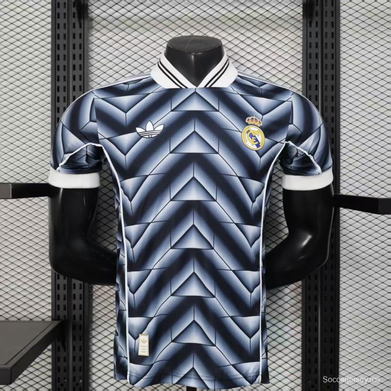 نسخة اللاعب القديمة 1988/89 ريال مدريد الثالثة باللون الأزرق الداكن مع قميص أزرق داكن بنقشة شيفرون هندسية ثلاثية الأبعاد