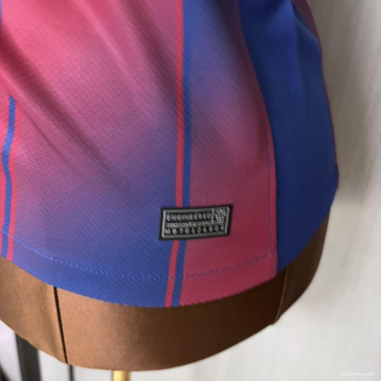 25/26 قميص برشلونة للسيدات على أرضه