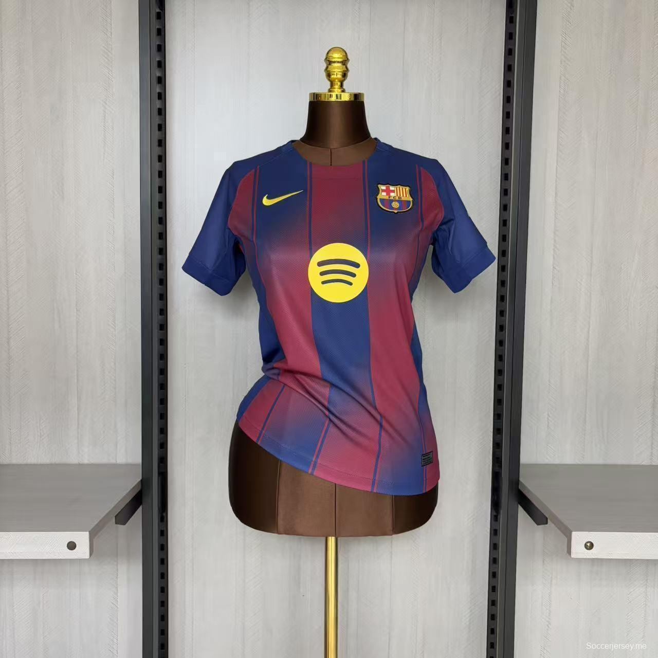 25/26 قميص برشلونة للسيدات على أرضه
