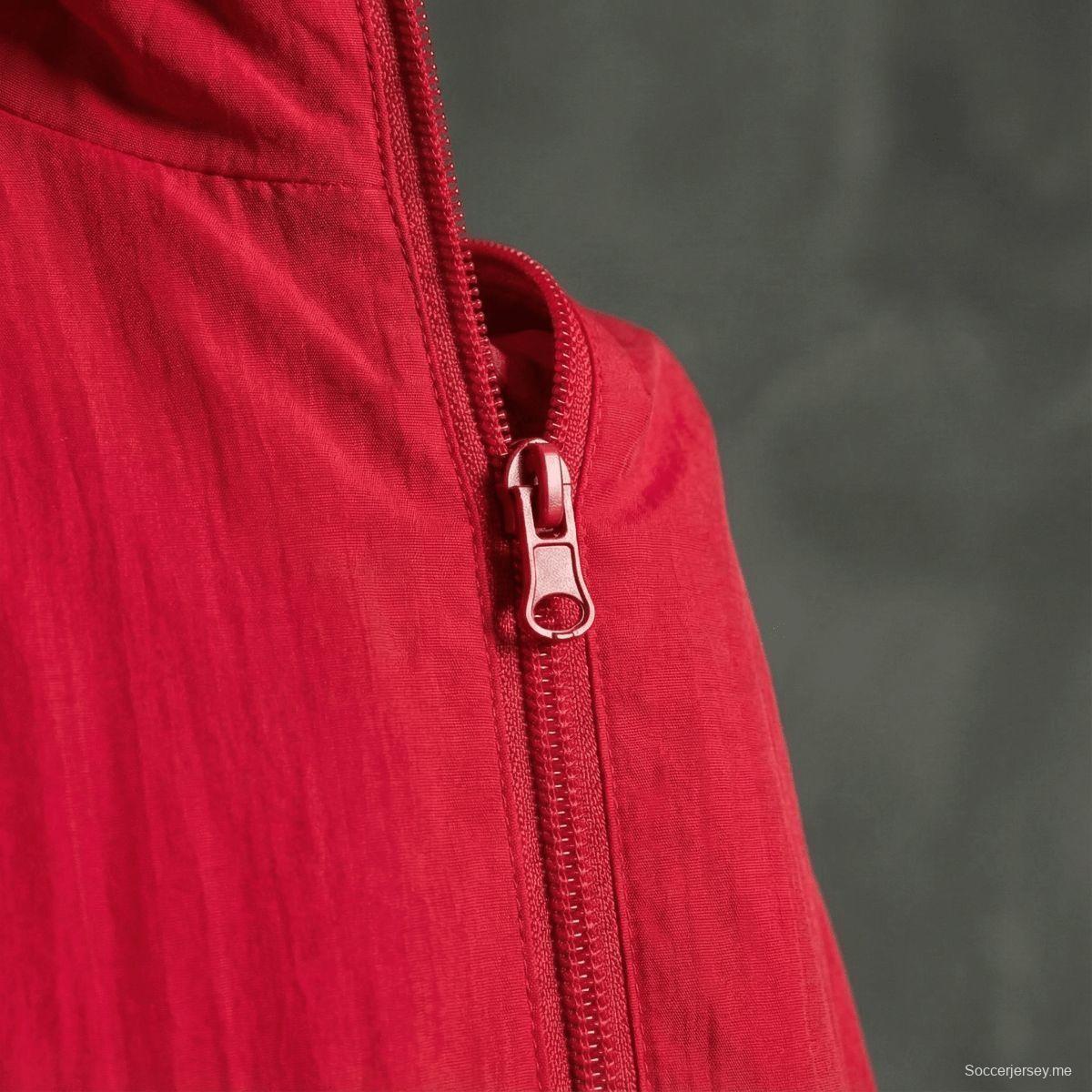 2026 سترة ليفربول حمراء وبيضاء قابلة للانعكاس بسحاب كامل