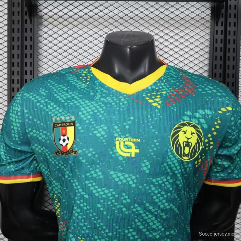 2026 نسخة اللاعب الكاميرون الأخضر مع قميص بنقشة نقاط ملونة
