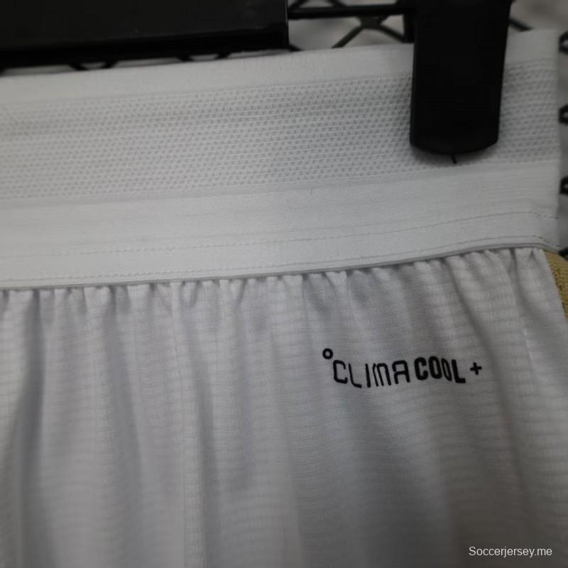 2026 نسخة اللاعبين إيطاليا قميص أبيض مع شورت بخطوط ذهبية