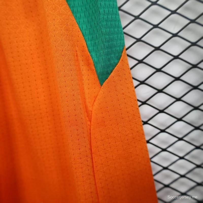 2026 نسخة اللاعب كوت ديفوار برتقالي مع شورت أخضر مع أجزاء جانبية خضراء
