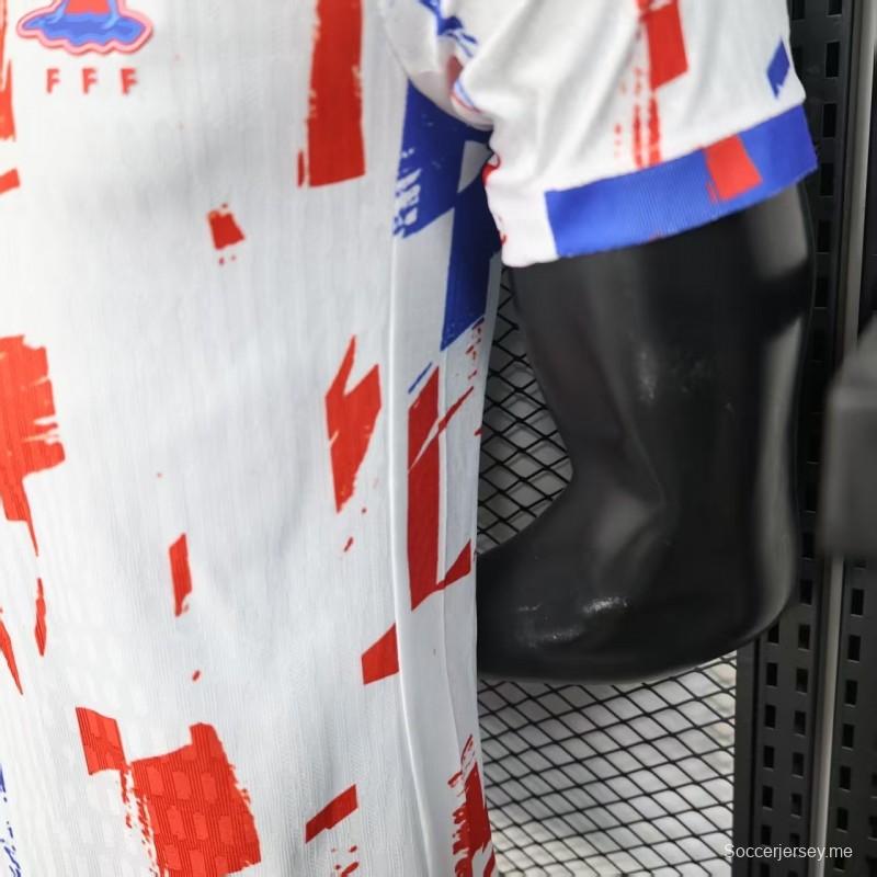 2026 نسخة اللاعبين فرنسا قميص خاص باللون الأبيض مع لمسات باللونين الأزرق والأحمر