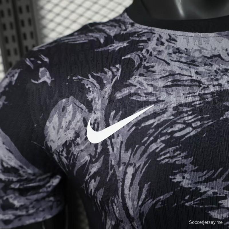 قميص اللاعب الإصدار 2026، إنجلترا، لون كحلي داكن بنمط خطوط الأسد