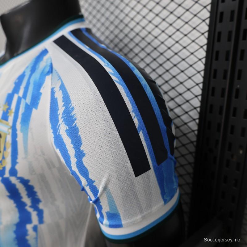 2026 نسخة اللاعبين الأرجنتين قميص أبيض وأزرق فاتح مع خطوط فرشاة