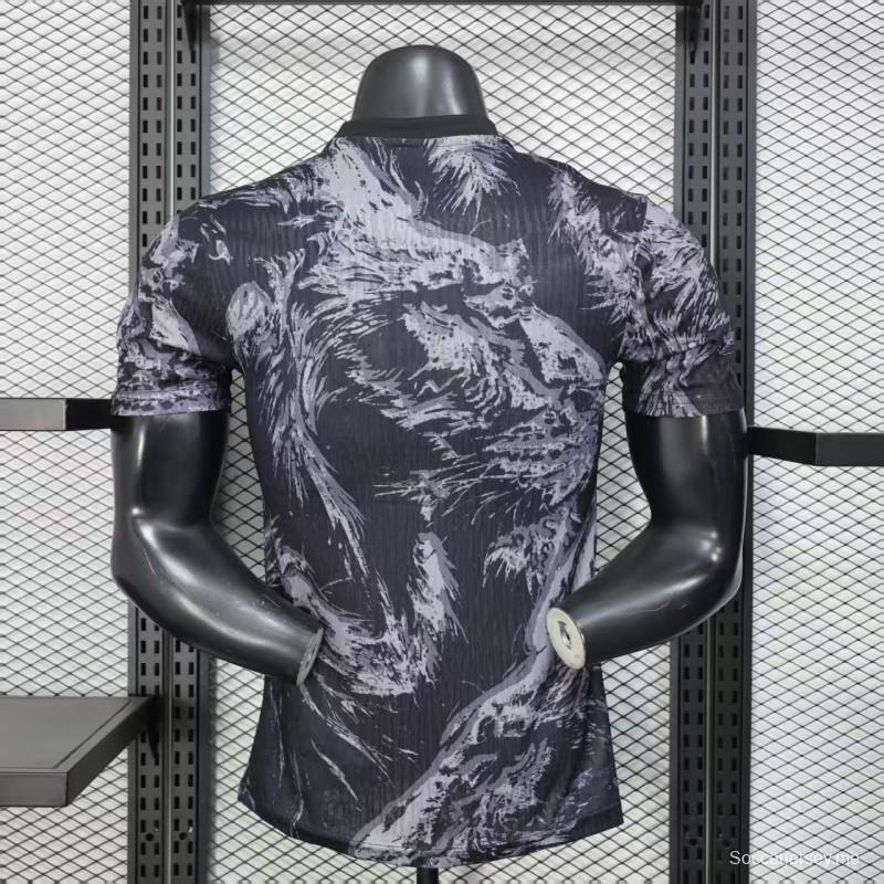 قميص اللاعب الإصدار 2026، إنجلترا، لون كحلي داكن بنمط خطوط الأسد