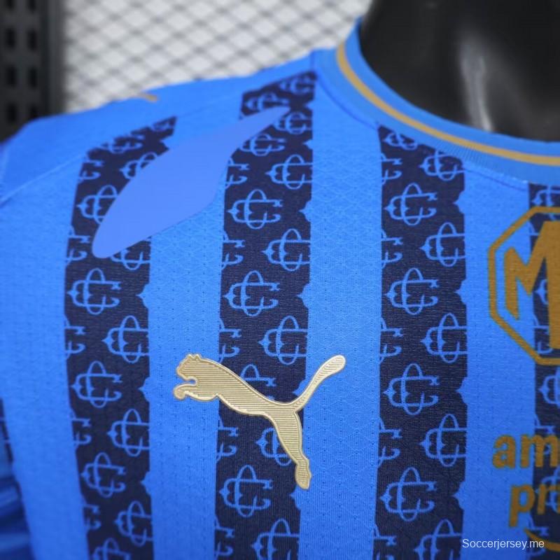 قميص اللاعب رقم 26/27 لفريق تشيفاس غوادالاخارا (قميص خارجي أزرق بنمط خطوط داكنة)