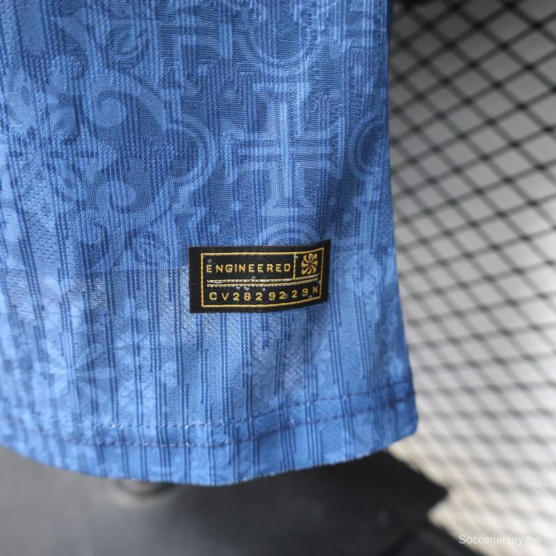 قميص اللاعب الإصدار 2027 للمنتخب البرتغالي خارج أرضه باللون الأزرق بنمط الجاكار