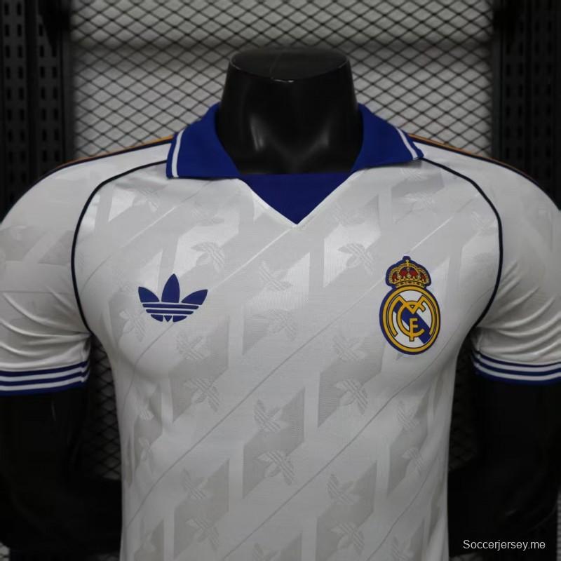 قميص اللاعب نسخة 26/27، قميص ريال مدريد الرسمي الأبيض بياقة زرقاء ونقشة جاكار