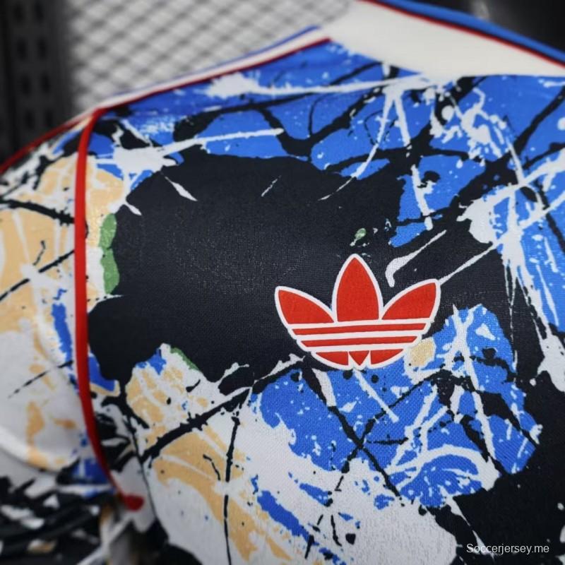 قميص اللاعب الإصدار 26/27 من مانشستر يونايتد، طراز "Multicolor Paint Splash Art" الخاص