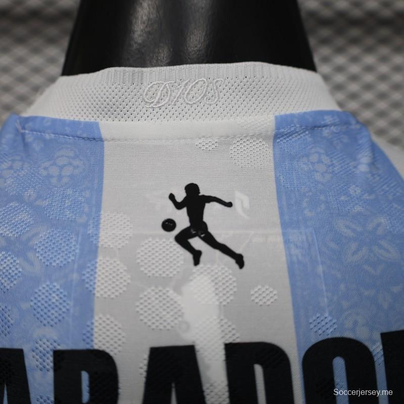 قميص اللاعب الإصدار 2026، قميص الأرجنتين الرئيسي باللون الأزرق الفاتح والأبيض بخطوط عمودية، إصدار خاص