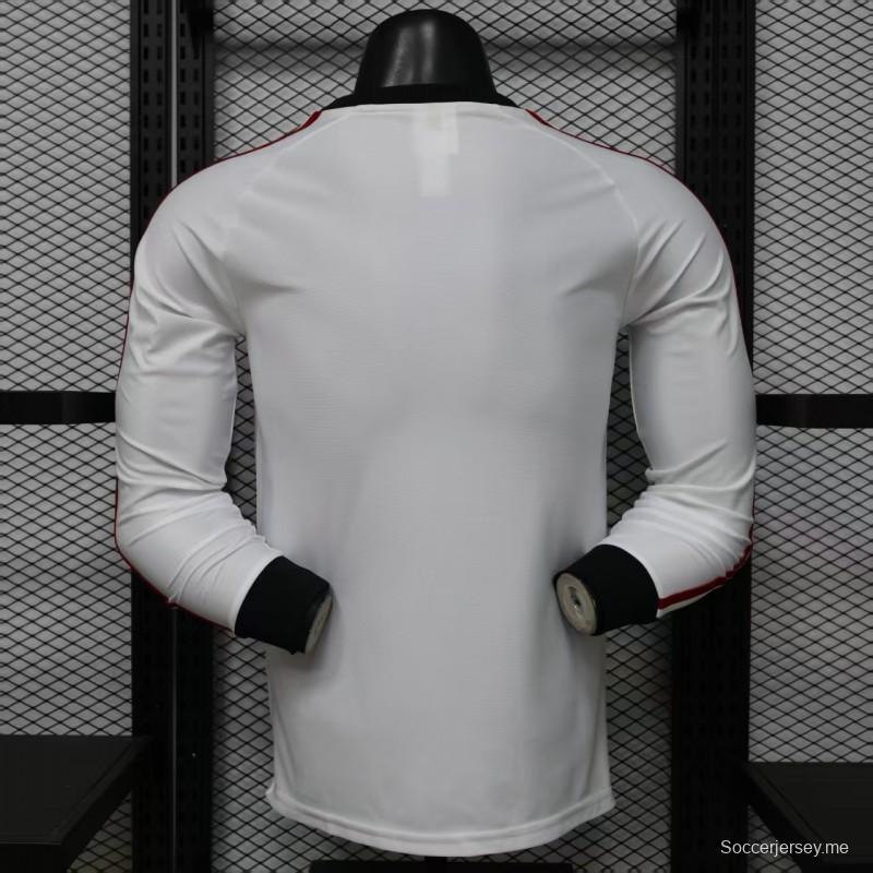 قميص لاعب مانشستر يونايتد للعب خارج أرضه، إصدار 2026، أبيض مع شريط أحمر على الكتف، بأكمام طويلة