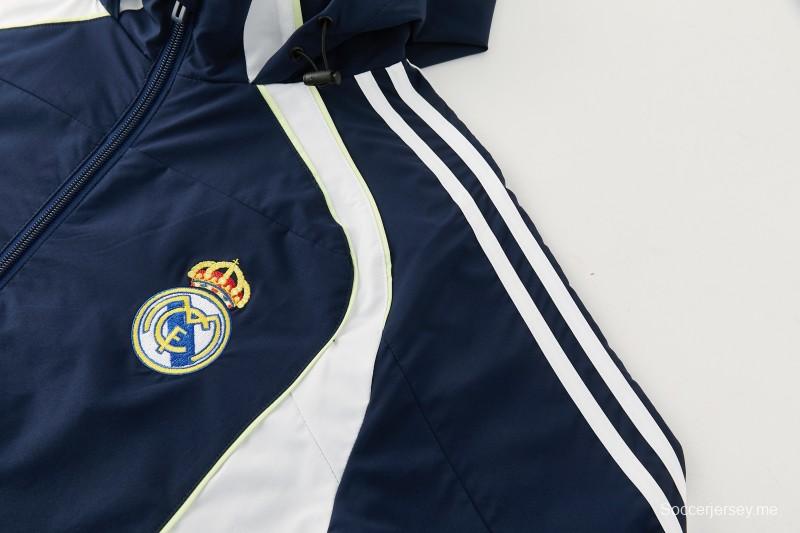 26/27 بدلة رياضية من ريال مدريد باللون الأزرق الداكن مع سترة واقية من الرياح بغطاء للرأس وسحاب كامل + بنطال طويل