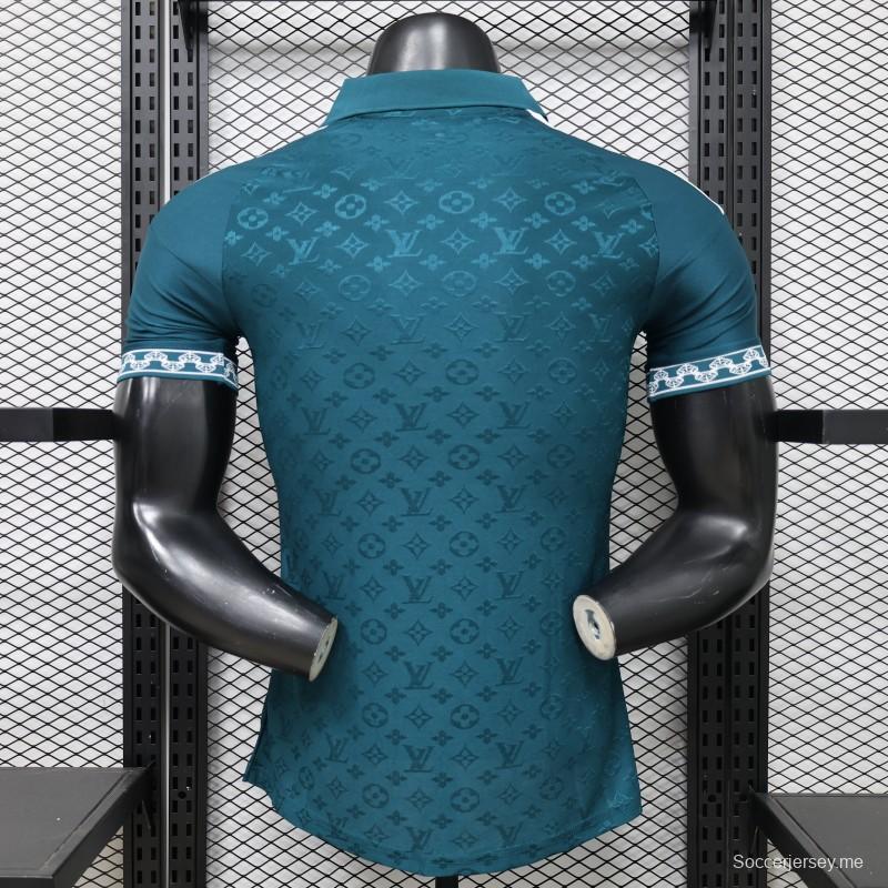 قميص اللاعب الإصدار 2026: ريال مدريد × لويس فويتون باللون الأزرق المخضر، بتصميم "LV Monogram" من أديداس، إصدار خاص بالتعاون المشترك