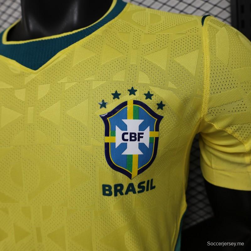 قميص اللاعب رقم 2026 باللون الأصفر البرازيلي بنمط هندسي - قميص المباريات على أرض الفريق