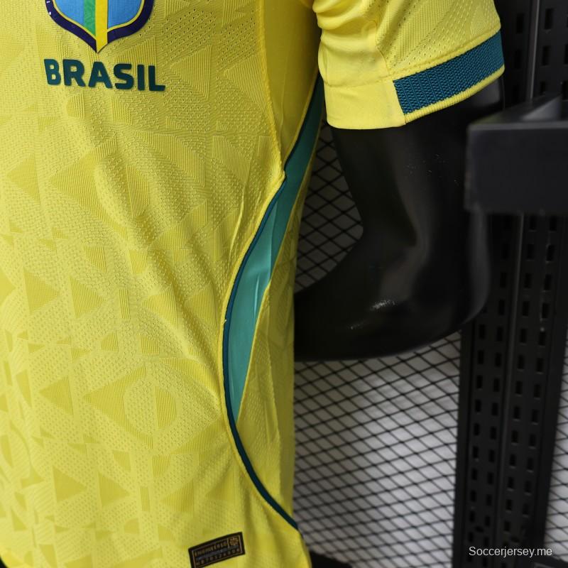 قميص اللاعب رقم 2026 باللون الأصفر البرازيلي بنمط هندسي - قميص المباريات على أرض الفريق