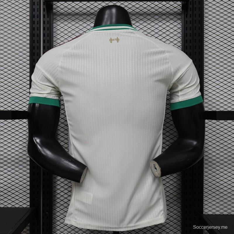 قميص ليفربول لكرة القدم، إصدار اللاعبين 26/27، باللون الأبيض المائل للرمادي مع شعار ذهبي — إصدار خاص للقميص الاحتياطي