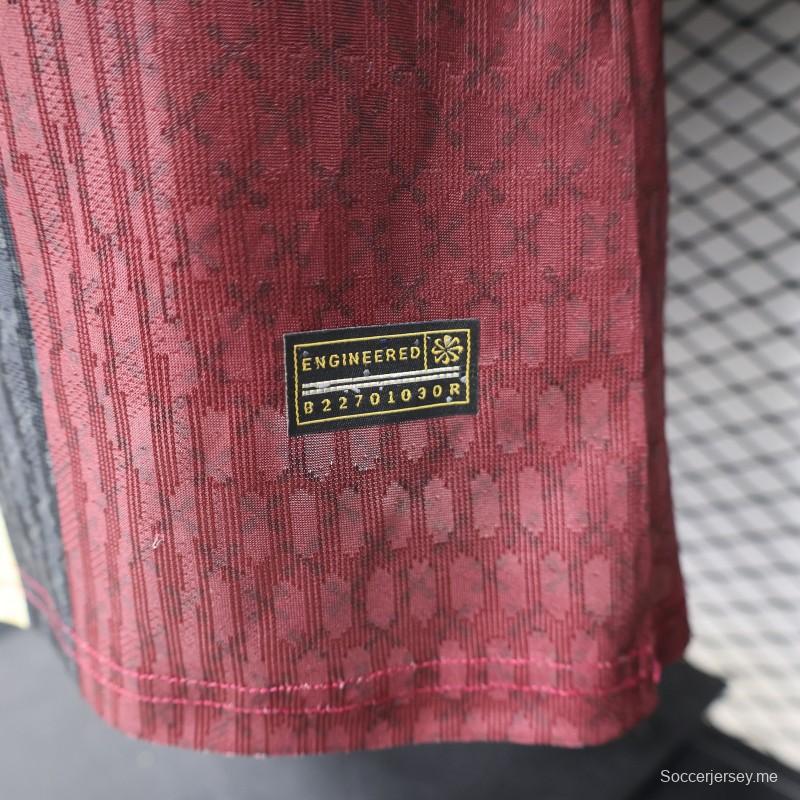 قميص اللاعب الإصدار 26/27  باريس سان جيرمان (PSG) باللون الأسود والبرغندي والذهبي - إصدار خاص