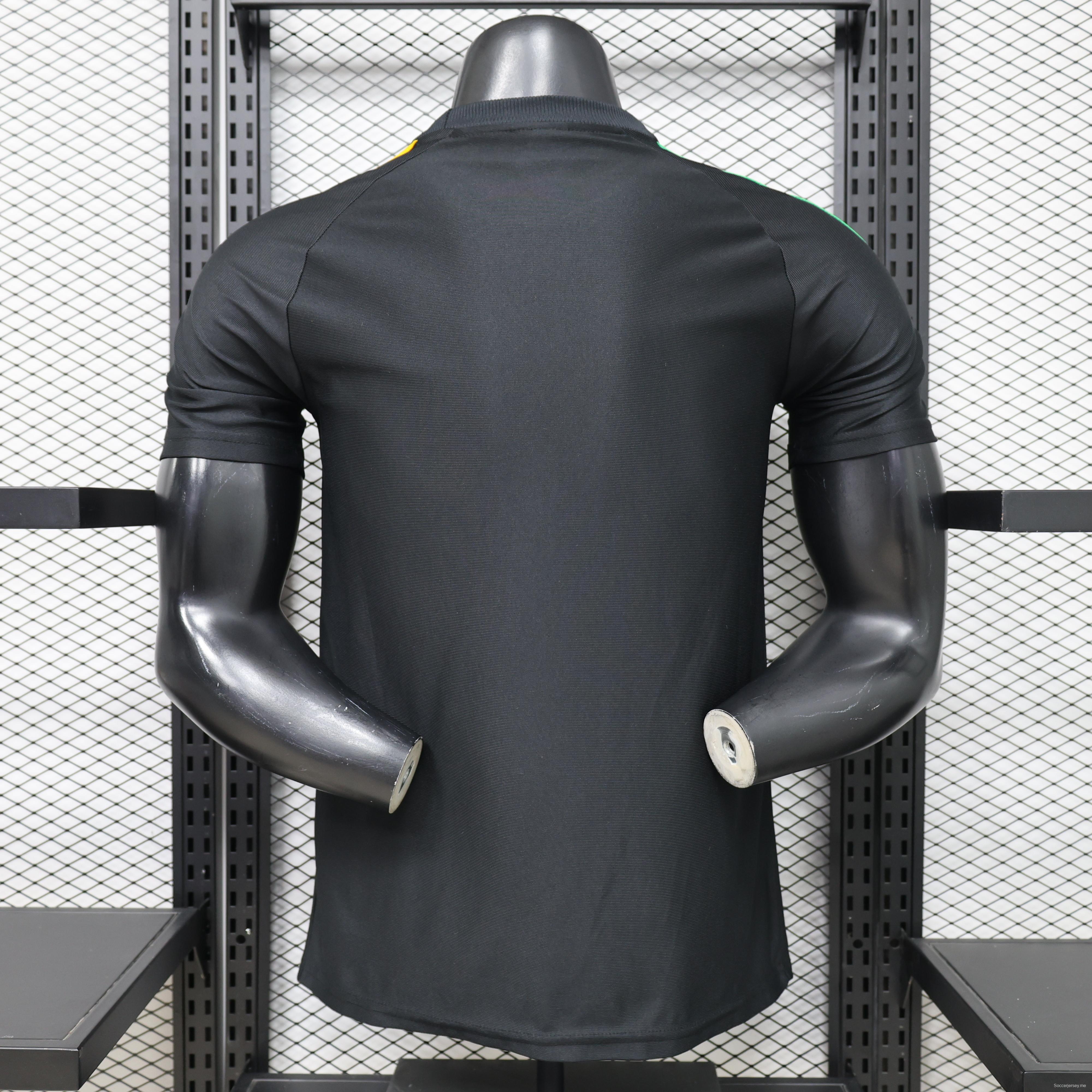 قميص اللاعب إصدار 26/27 باللون الأسود مع خطوط غير متناظرة باللونين الأصفر والأخضر