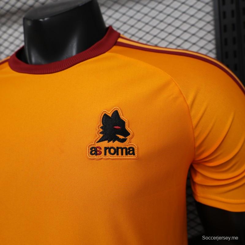 قميص اللاعب الإصدار 26/27، نسخة خاصة باللون البرتقالي من فريق روما بالتعاون مع Adidas Originals