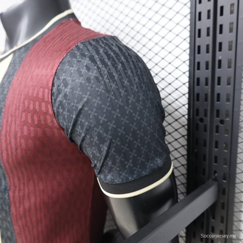 قميص اللاعب الإصدار 26/27  باريس سان جيرمان (PSG) باللون الأسود والبرغندي والذهبي - إصدار خاص