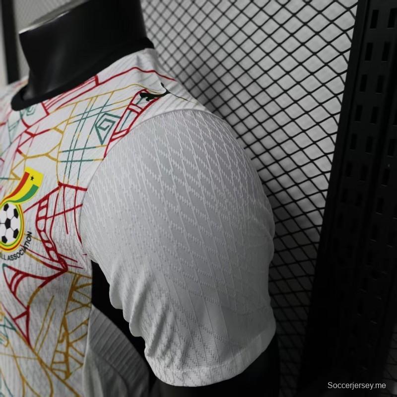 قميص اللاعب الإصدار 2026 باللون الأبيض مع نقوش متعددة الألوان - إصدار خاص