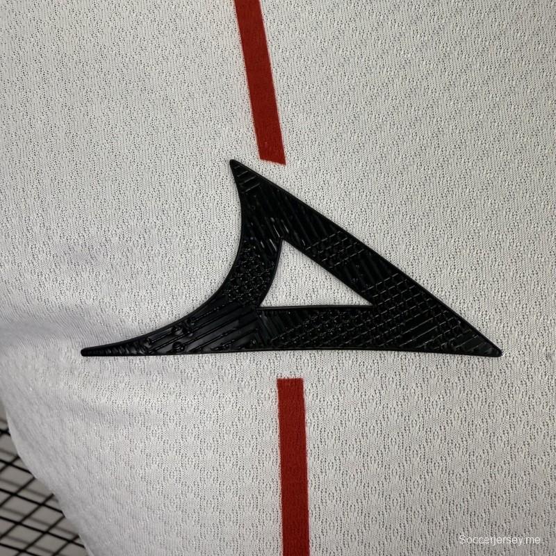 قميص اللاعب رقم 25/26 للنادي "نيكاكسا" باللون الأبيض مع خطوط حمراء رفيعة