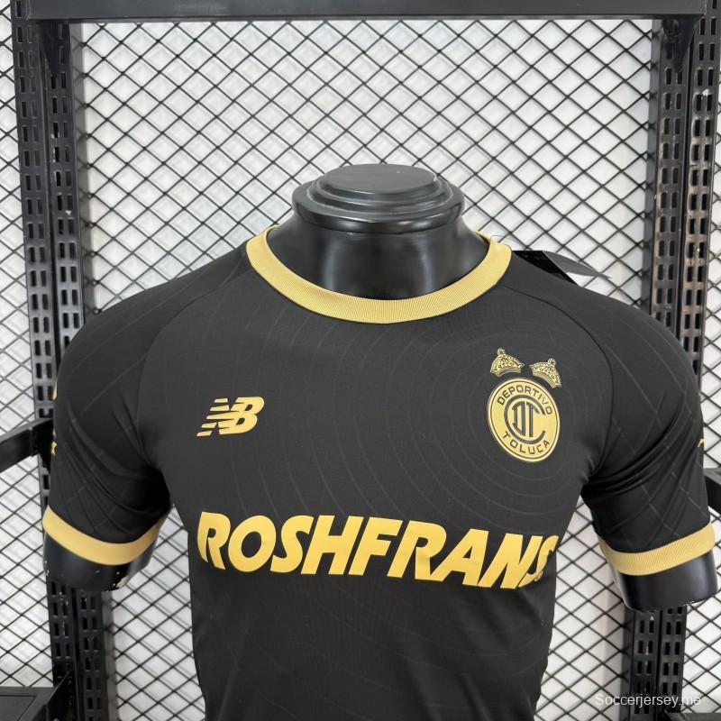 قميص ديبورتيفو تولوكا لكرة القدم (إصدار اللاعبين 26/27) من نيو بالانس للعب خارج أرضه باللونين الأسود والذهبي