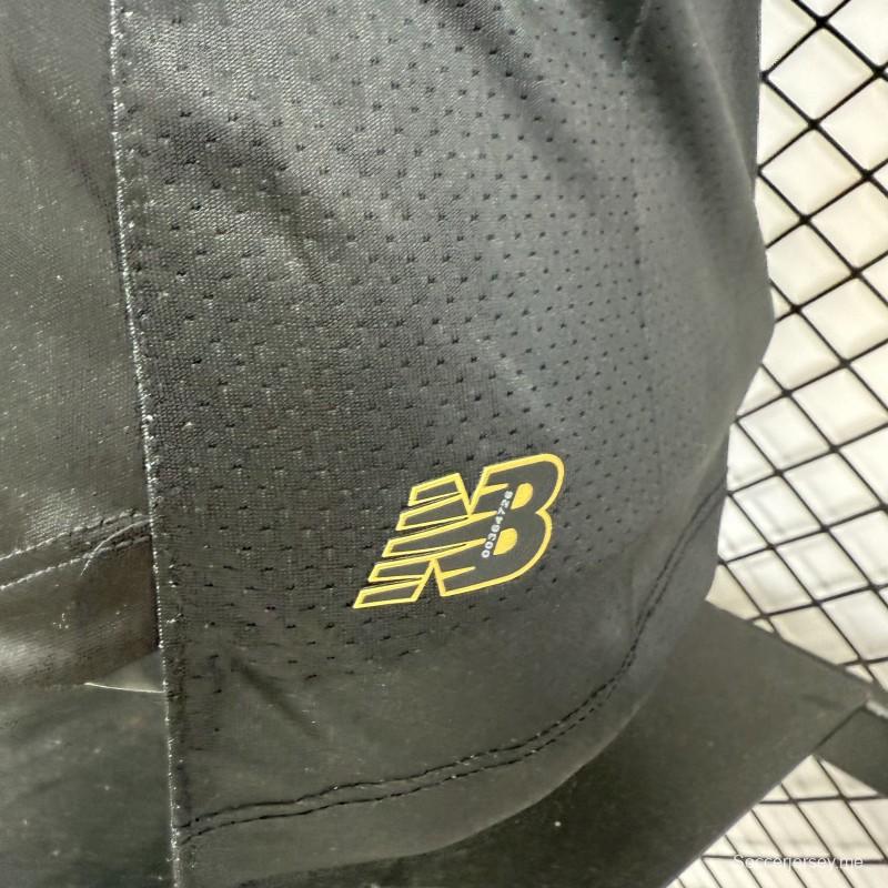 قميص ديبورتيفو تولوكا لكرة القدم (إصدار اللاعبين 26/27) من نيو بالانس للعب خارج أرضه باللونين الأسود والذهبي