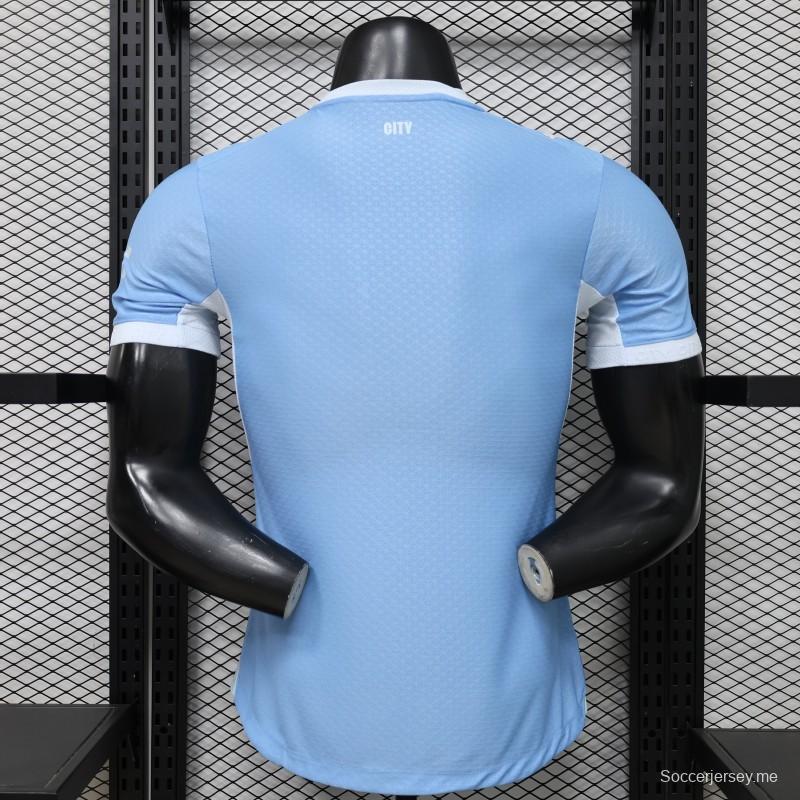 قميص مانشستر سيتي الأزرق السماوي مع شريط جانبي أبيض (نسخة اللاعبين) - قميص المباريات على أرض الفريق