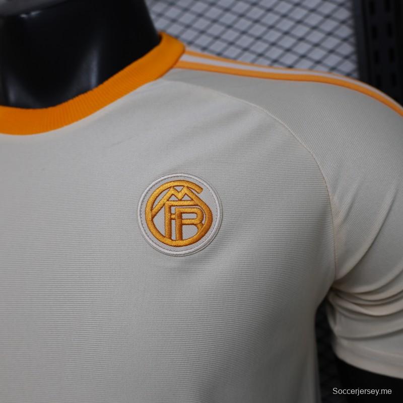 قميص لاعب بايرن ميونيخ طراز 26/27 باللونين الكريمي والأبيض، إصدار كلاسيكي من عام 1990، بأكمام قصيرة