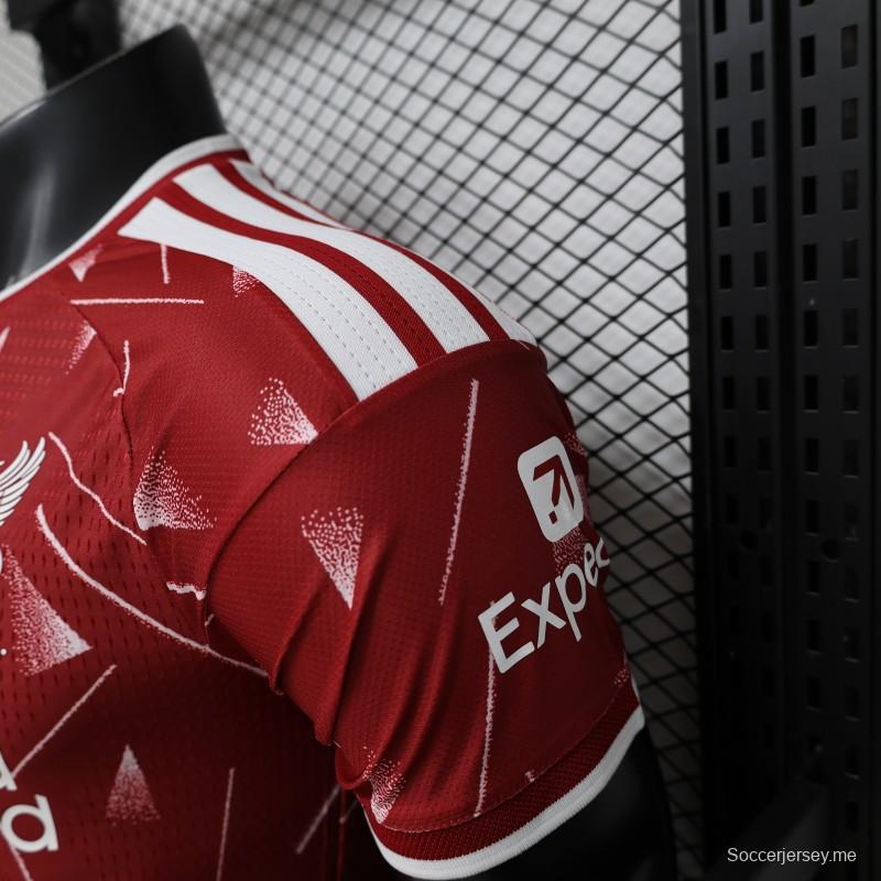 قميص ليفربول الأحمر للاعبين من إصدار 26/27 بنمط هندسي متشقق، إصدار خاص للمباريات على أرض الفريق