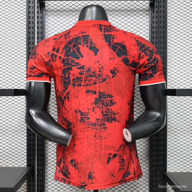 قميص المنزل للمنتخب الكندي للاعبين، إصدار 2026، باللون الأحمر مع طبعة "جرانج" باللون الأسود