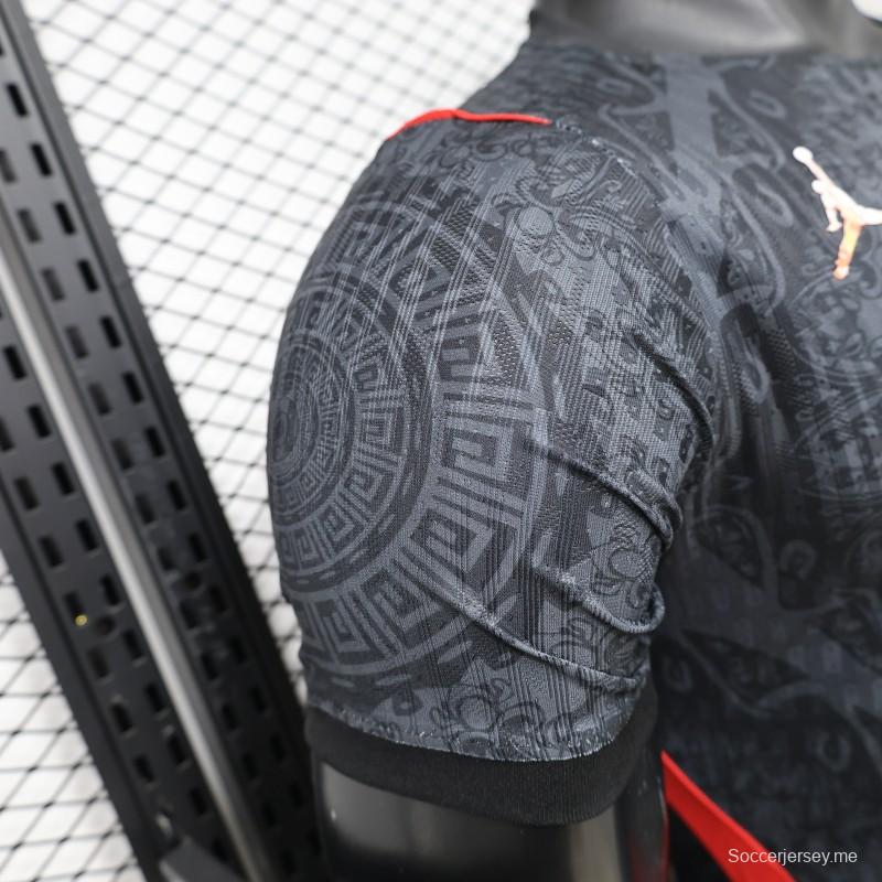 قميص لاعب نسخة 26/27 لفريق برشلونة، إصدار خاص باللونين الأسود الداكن والأحمر