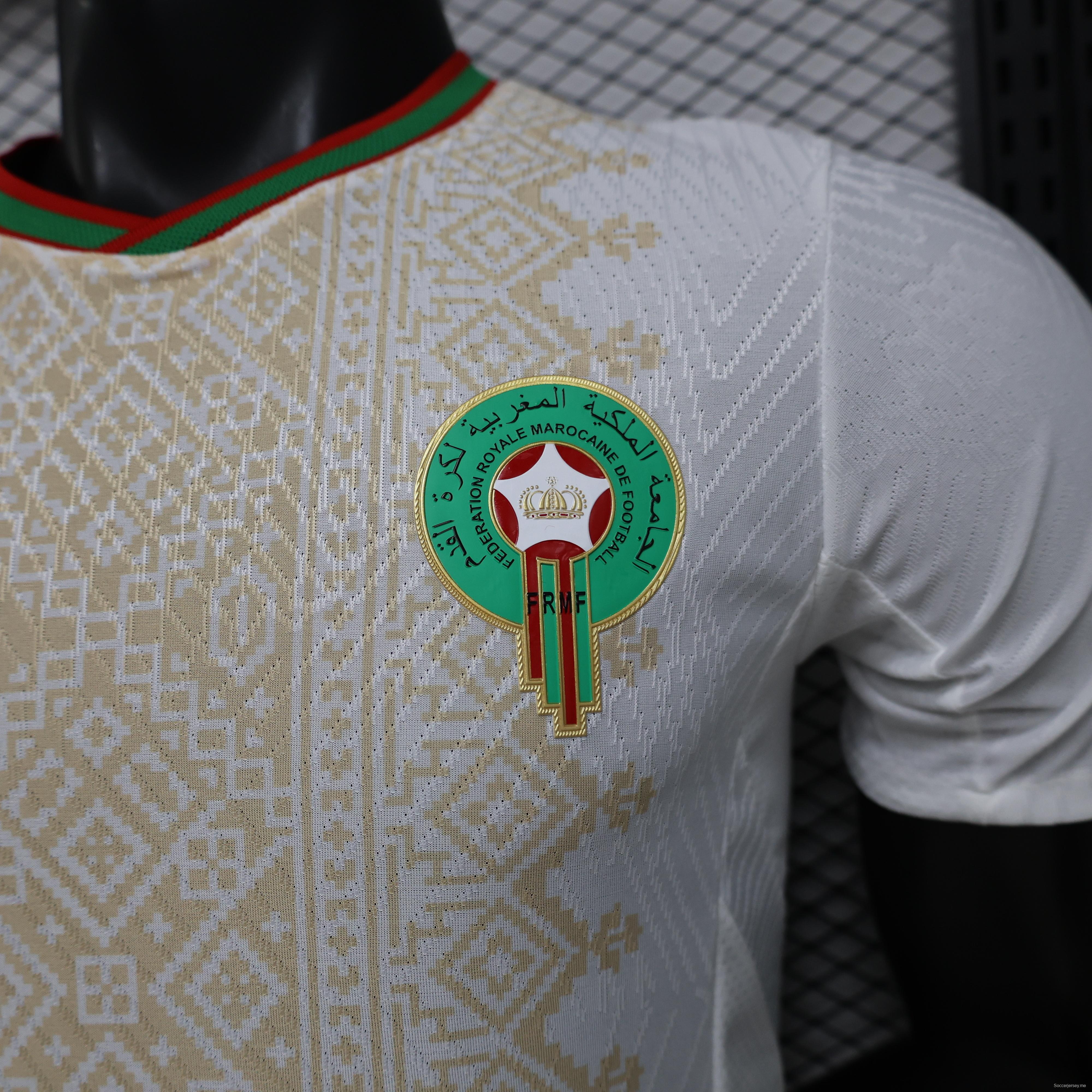 إصدار اللاعب 26/27  المغرب  خارج أرضه  قميص أبيض وذهبي بنقوش أمازيغية