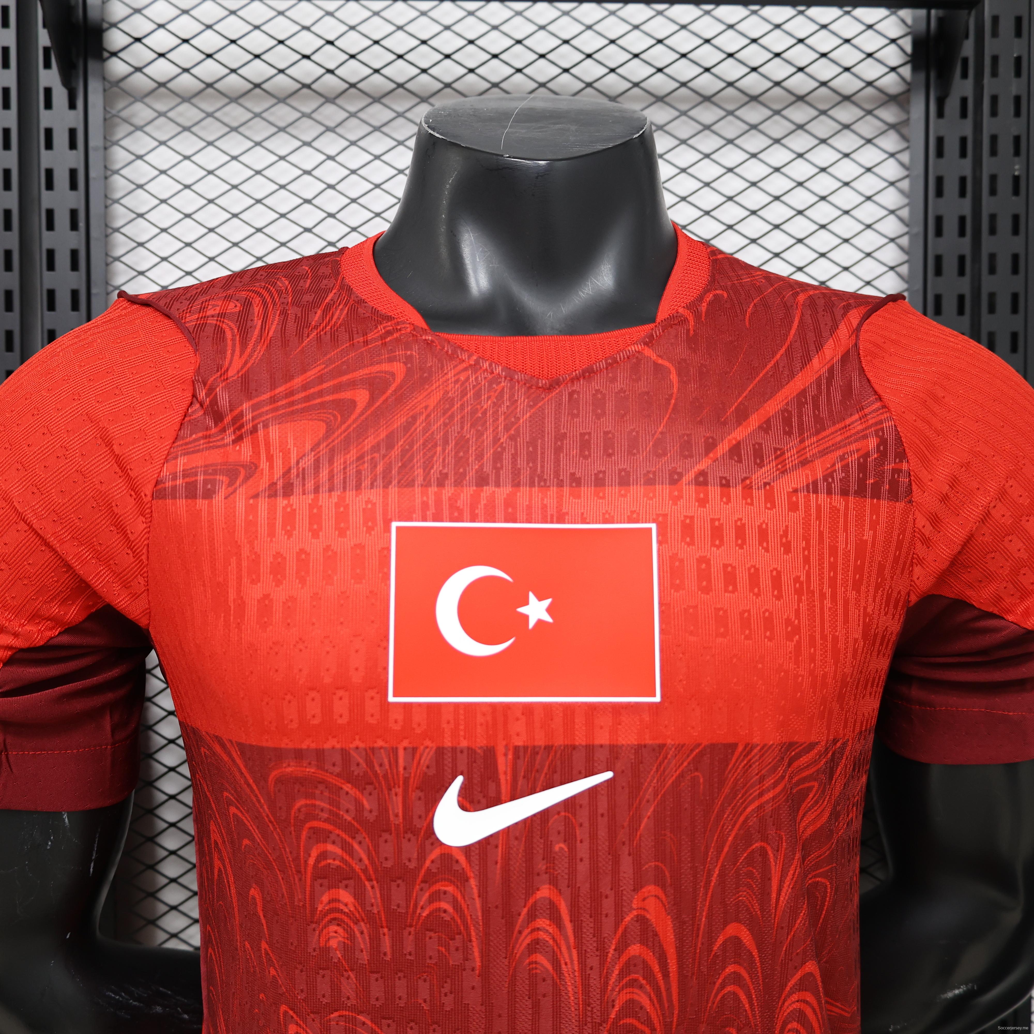 قميص اللاعب، إصدار 26/27، منتخب تركيا (مباريات على أرضه)، باللونين الأحمر والأحمر الداكن، بنقشة "إبرو" (الرخام)