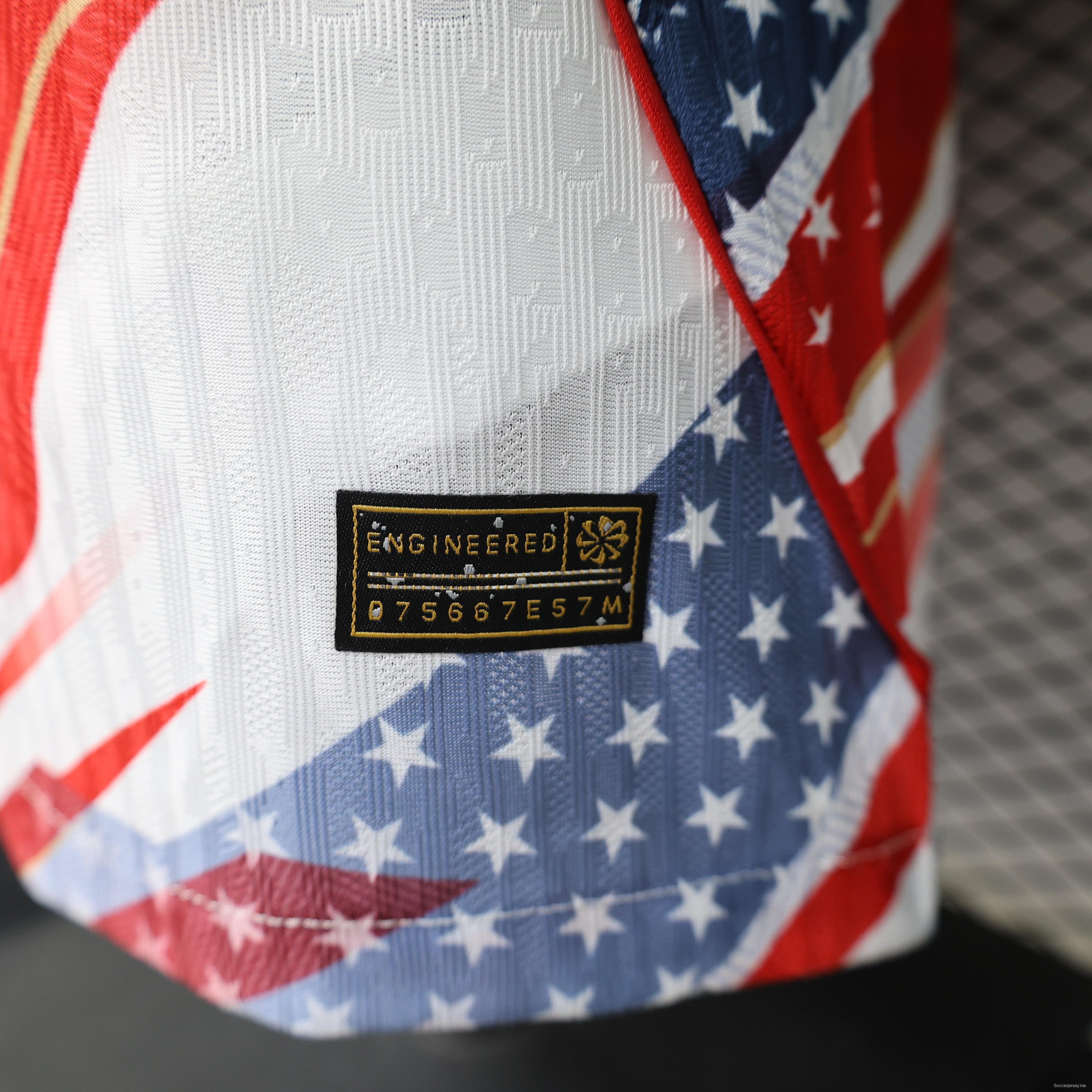 قميص اللاعب الإصدار 2026 الولايات المتحدة الأمريكية  اللون الأبيض/الأحمر/الأزرق بطبعة العلم الأمريكي، إصدار خاص