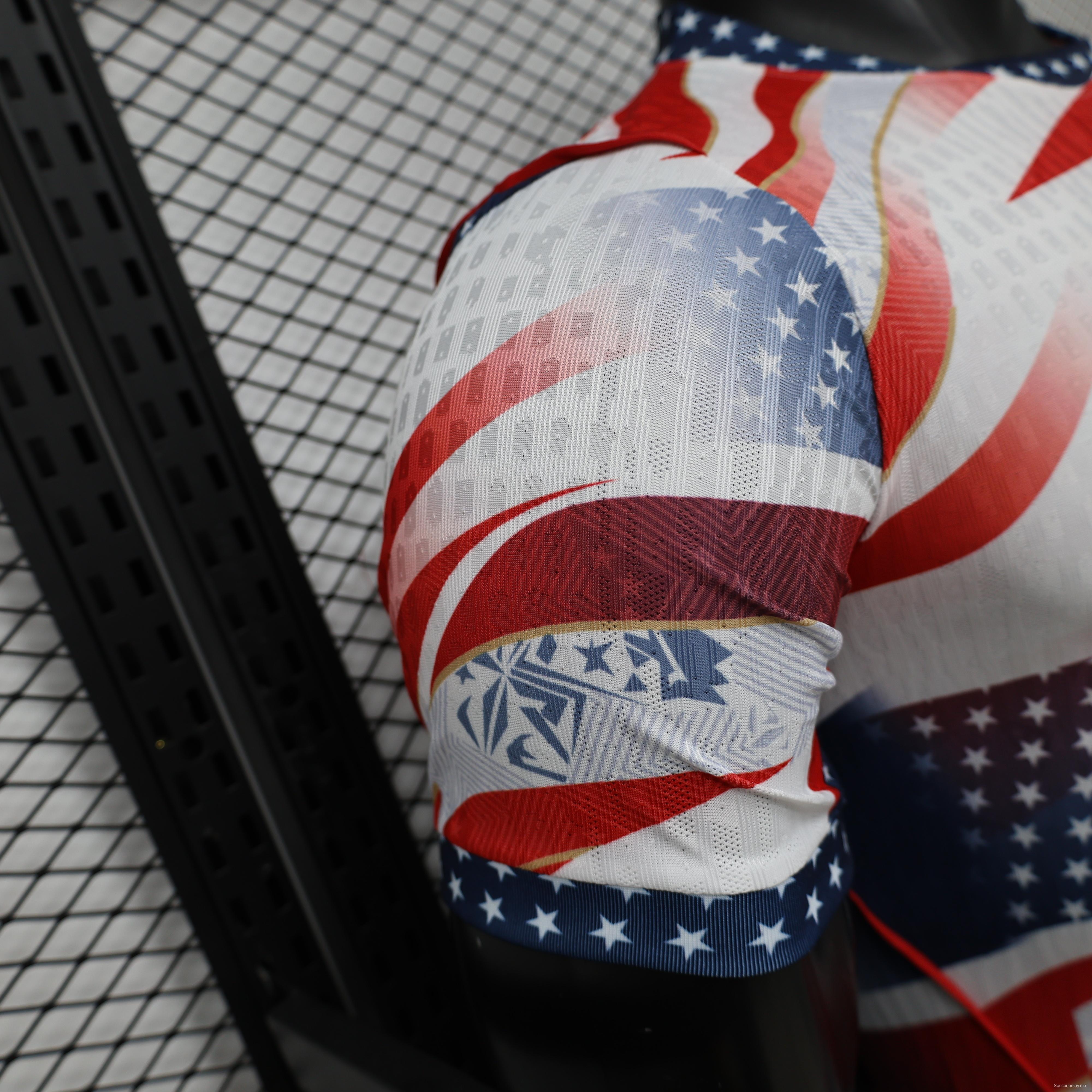 قميص اللاعب الإصدار 2026 الولايات المتحدة الأمريكية  اللون الأبيض/الأحمر/الأزرق بطبعة العلم الأمريكي، إصدار خاص