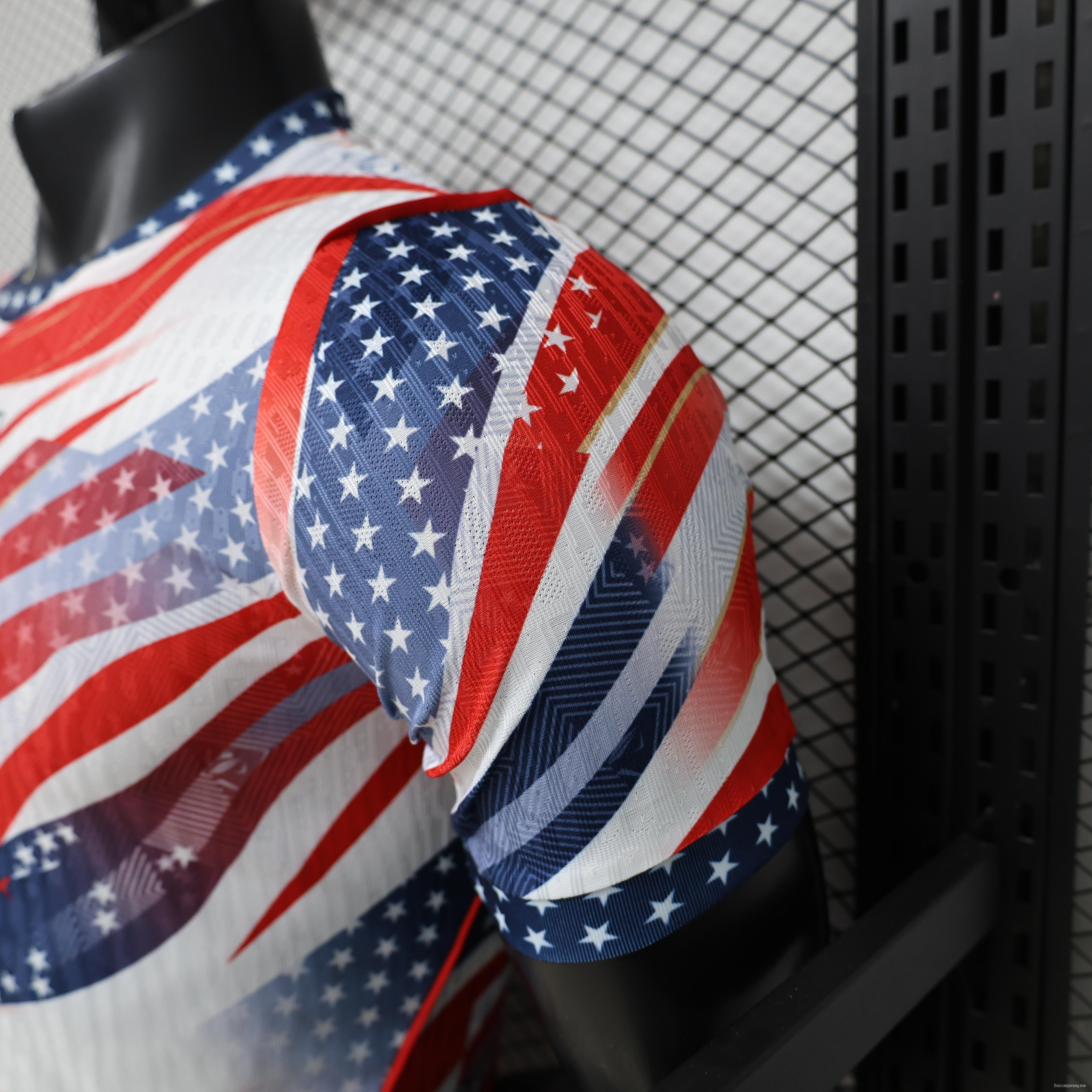 قميص اللاعب الإصدار 2026 الولايات المتحدة الأمريكية  اللون الأبيض/الأحمر/الأزرق بطبعة العلم الأمريكي، إصدار خاص